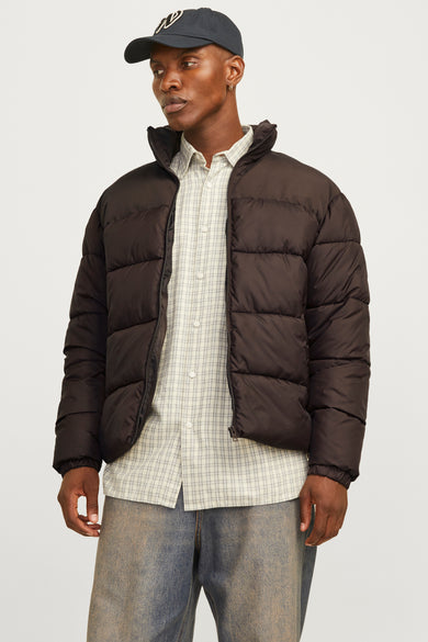 Veste courte brune d'ORIGINALS BY JACK & JONES, portée avec un chemisier à carreaux, des jeans bleus et des chaussures brunes.