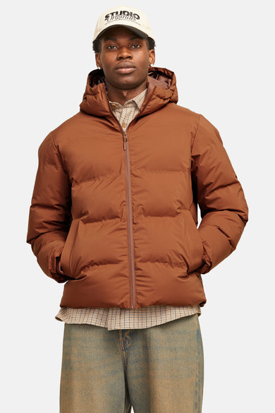 Veste grattée marron de CORE BY JACK & JONES, avec capuche, portée sur un chemisier à carreaux et des jeans vintage.