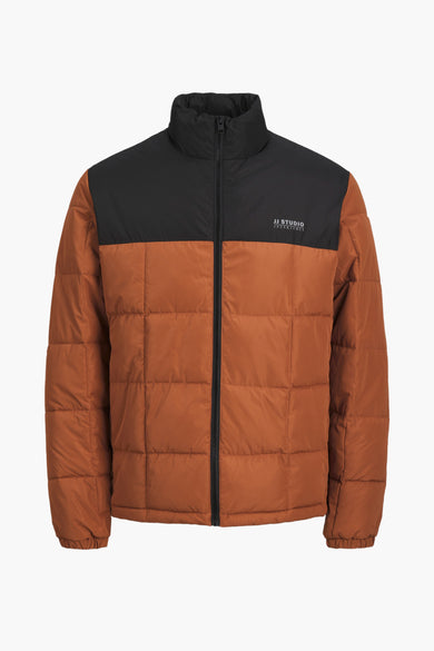 Veste courte brune de CORE par JACK & JONES, avec des manches noires, portée sur une hoodie brune et des jeans foncés.