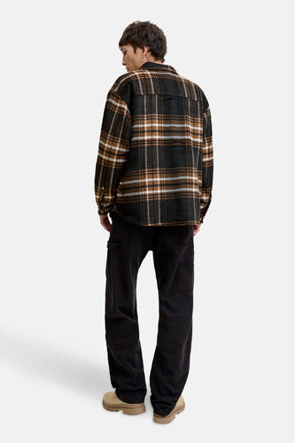 Chemise brune à manches longues d'ORIGINALS BY JACK & JONES, associée et une pantalon noir et des chaussures beige.