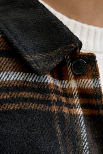 Chemise brune à longues manches d'ORIGINALS BY JACK & JONES, avec un motif à carreaux et une collet noir.