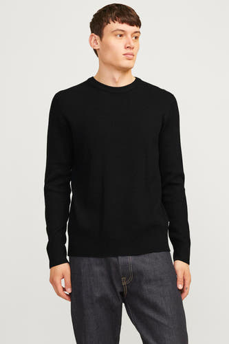 Pull noir à col rond de CORE BY JACK & JONES, associé à une veste en cuir et des jeans foncés avec des poches remontées.