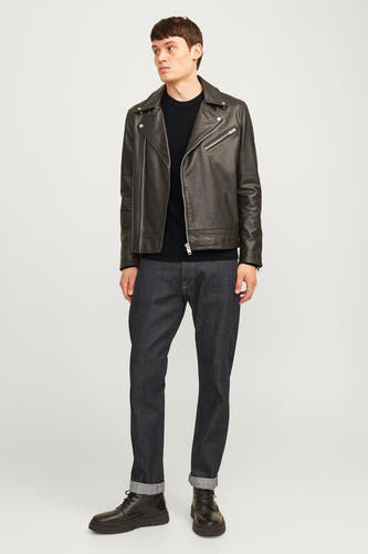 Zwarte trui met ronde hals van CORE BY JACK & JONES, gecombineerd met een leren jas en donkere jeans met opgerolde pijpen.