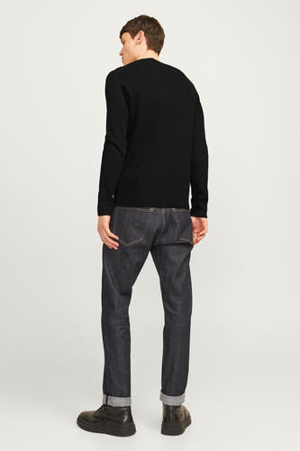 Pull-over noir à col rond de CORE BY JACK & JONES, vu de l'arrière, associé à des jeans foncés et des bottes noires.