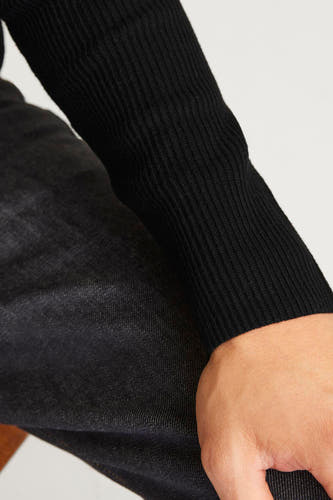 Sweat-shirt noir à col rond de CORE BY JACK & JONES, avec une texture côtelée et des manches longues.