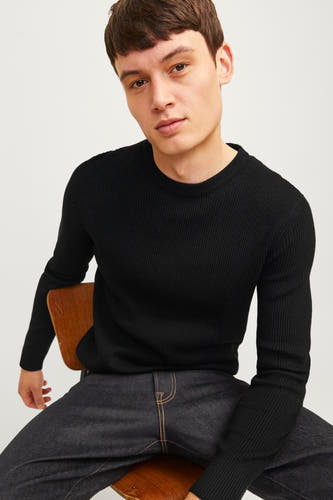Sweat-shirt noir à col rond de CORE BY JACK & JONES, en maille côtelée, porté avec un jean foncé.