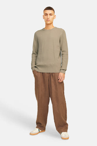 Pull beige avec col rond de CORE BY JACK & JONES, avec des manches longues et porté avec un pantalon de lin marron et des chaussures crème.