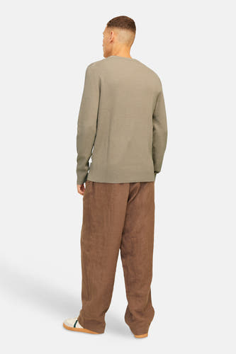 Sweat beige à col rond de CORE BY JACK & JONES, avec structure côtelée, porté avec un pantalon de lin brun et des baskets crème, vue arrière.