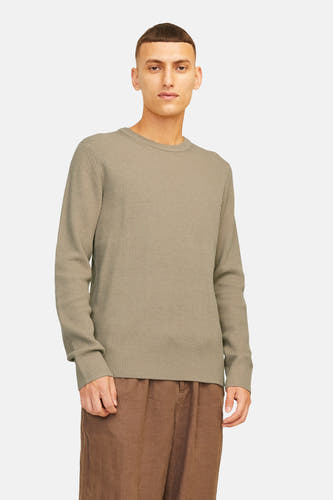 Pull beige à col rond de CORE BY JACK & JONES, avec structure côtelée et pantalon marron.