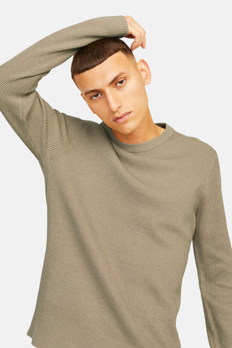 Gilet beige avec col rond de CORE BY JACK & JONES, fine structure en côtes et longues manches.