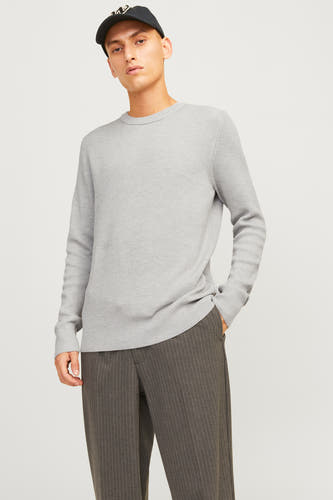 Sweat-shirt gris à col rond de CORE BY JACK & JONES, avec structure côtelée, associé à un pantalon rayé et une casquette noire.