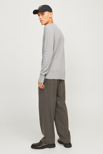 Sweat-shirt gris avec col rond de CORE BY JACK & JONES, vu de côté, avec une texture finement tricotée.