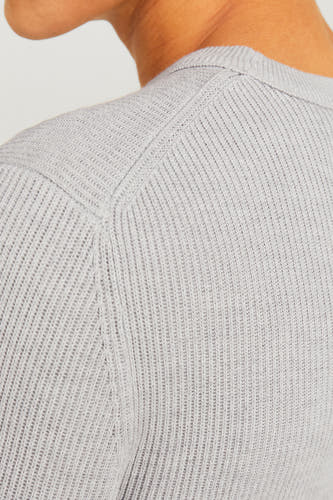 Sweat-shirt gris avec col rond de CORE BY JACK & JONES, avec une texture côtelée sur le dos.