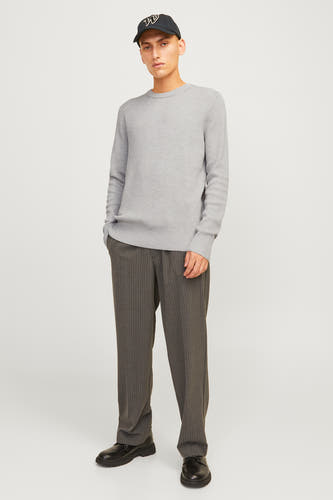 Sweat-shirt gris à col rond de CORE BY JACK & JONES, avec structure en côtes, associé à un pantalon rayé et une casquette.