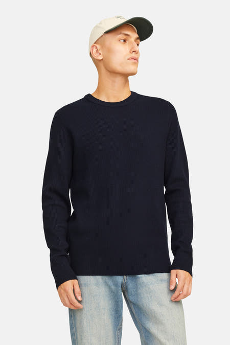 Sweat-shirt bleu marine avec col rond de CORE BY JACK & JONES, porté sous un blouson bleu marine, avec des jeans larges et des baskets.