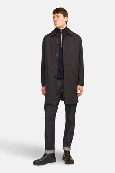 Sweat-shirt noir à col rond de CORE BY JACK & JONES, porté sous un manteau à fermeture éclair.