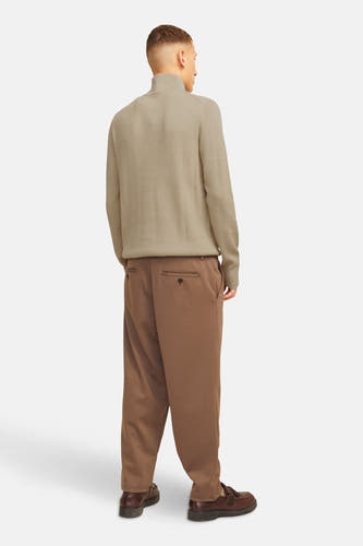 Pull beige à col rond de CORE BY JACK & JONES, vu de l'arrière, associé à des pantalons bruns et des chaussures en cuir.