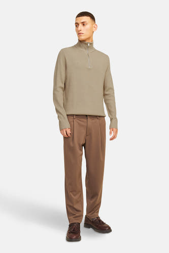 Gilet beige avec col rond de CORE BY JACK & JONES, à longues manches et une fermeture éclair argentée.