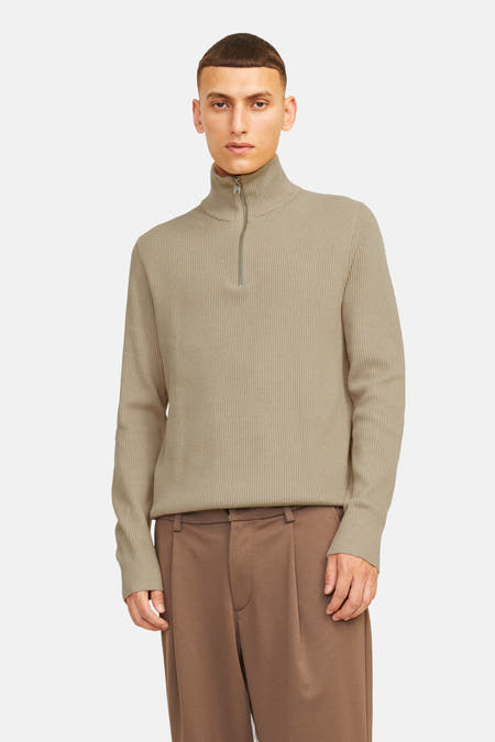 Sweat-shirt beige avec col rond de Core by Jack & Jones, en texture rayée et longues manches, porté avec un pantalon marron.