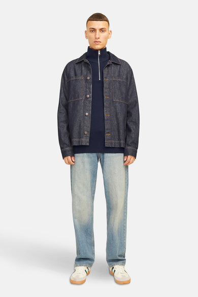 Sweat-shirt gris avec col rond de CORE BY JACK & JONES, porté sous un blouson en denim et des jeans légers.