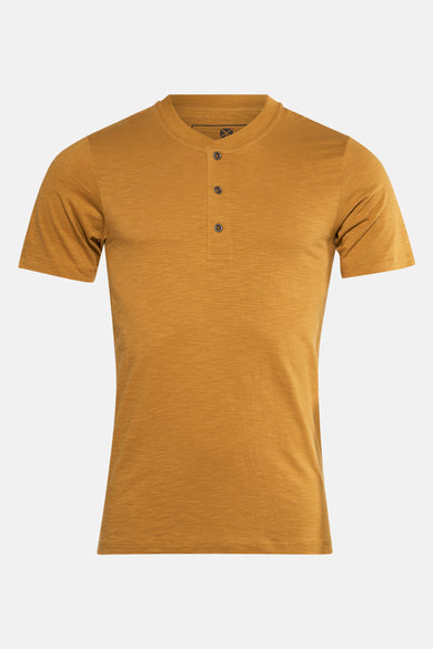 T-shirt jaune à manches courtes de PREMIUM BLUE par JACK & JONES, avec col boutonné et texture subtile.
