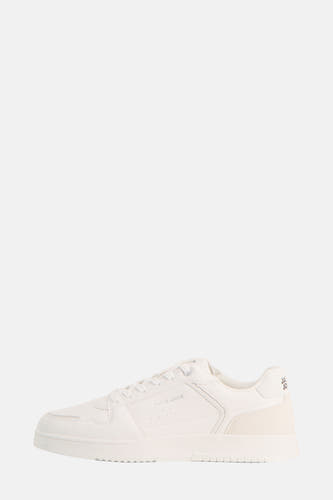 Sneakers blanches de Jack & Jones, en une vue latérale avec des accents en suède.