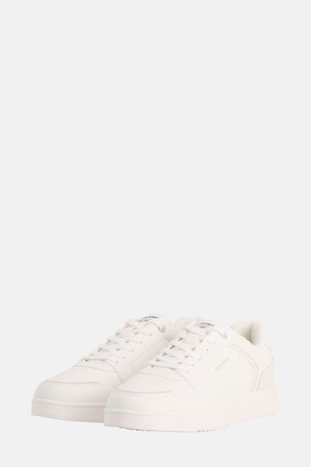 Sneakers blanches d'ACCESSORIES BY JACK & JONES, avec fermeture à lacets et détails de perforation subtils.