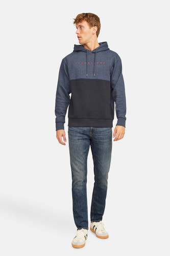 Jean bleu marine droit de JACK & JONES JEANS INTELLIGENCE, avec des surpiqures visibles et porté avec une hoodieueue et des baskets blanches.