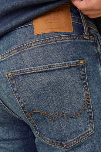 Jean bleu marine droit de JACK & JONES JEANS INTELLIGENCE, avec des poches arrière cousues et une étiquette en cuir marron.