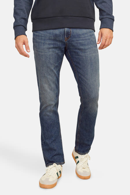 Jean bleu marine droit de JACK & JONES JEANS INTELLIGENCE, porté avec un sweat-shirt bleu et des baskets crème.