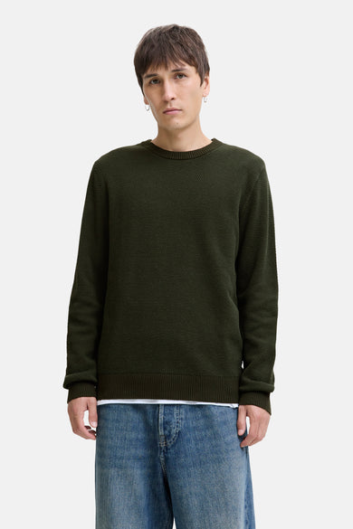 T-shirt vert avec col rond de CORE BY JACK & JONES, à la texture et associé à des jeans larges.