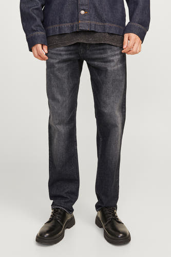 Jean droit gris anthracite de JACK & JONES JEANS INTELLIGENCE, porté avec un blouson denim bleu marine et des chaussures en cuir noires.
