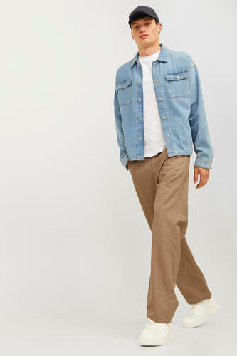 Beige broek van JACK & JONES JEANS INTELLIGENCE, gecombineerd met een spijkerblouse, wit T-shirt en witte sneakers.