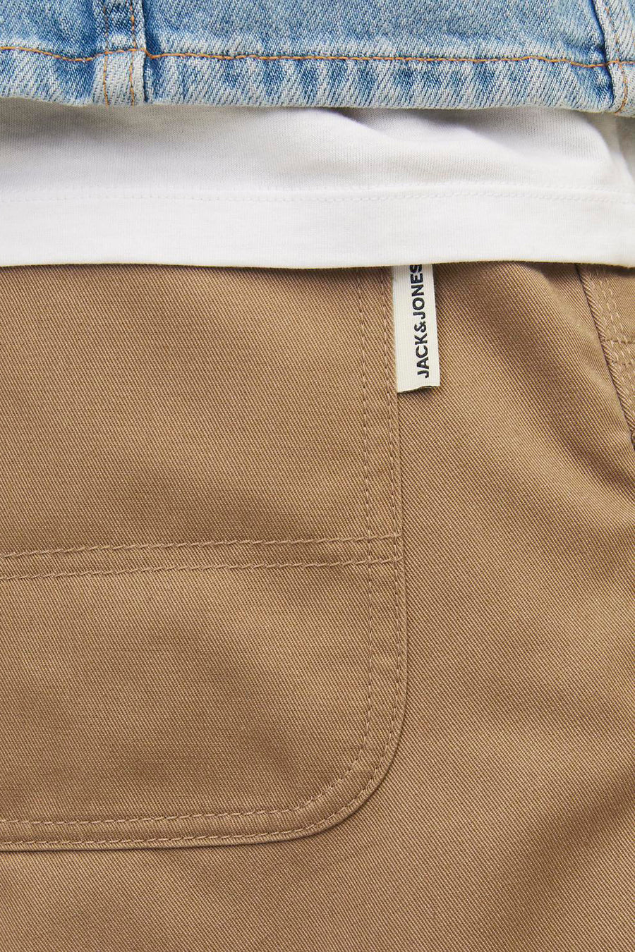 Beige broek van JACK & JONES JEANS INTELLIGENCE, met een label aan de zijkant en een afgeronde zak.
