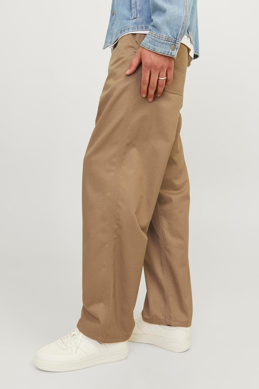 Beige broek van JACK & JONES JEANS INTELLIGENCE, met zijnaad detail en witte sneakers.