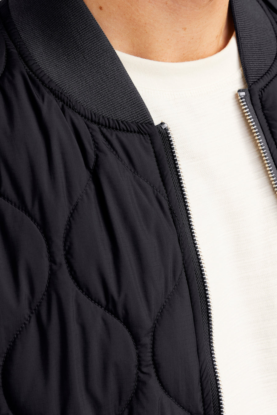 Manteau court noir de PREMIUM BLUE par JACK & JONES, avec un motif de capuche doublé et une fermeture éclair argentée.