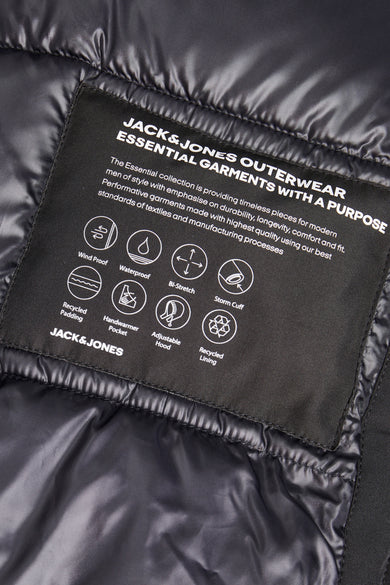 Manteau long noir de CORE BY JACK & JONES, avec des informations sur les caractéristiques sur une étiquette.