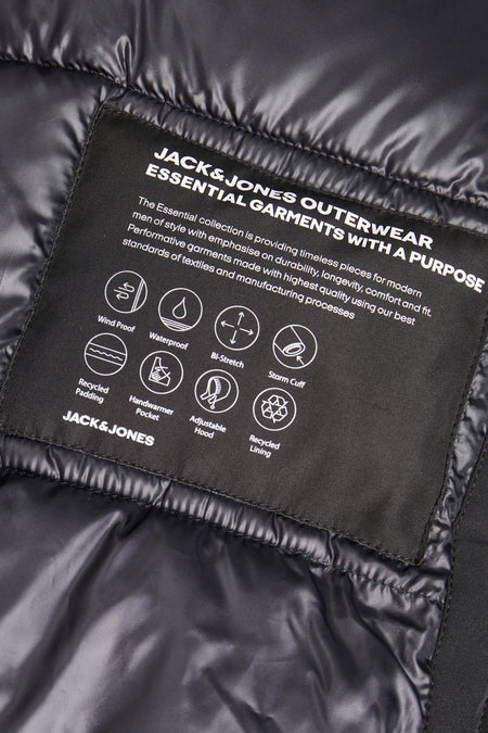Manteau long noir de CORE BY JACK & JONES, avec des informations sur les caractéristiques sur une étiquette.