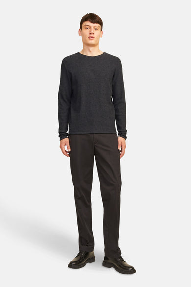Sweat-shirt gris à col rond de PREMIUM BLUE par JACK & JONES, avec des manches longues, associé à un pantalon noir et des chaussures en cuir.