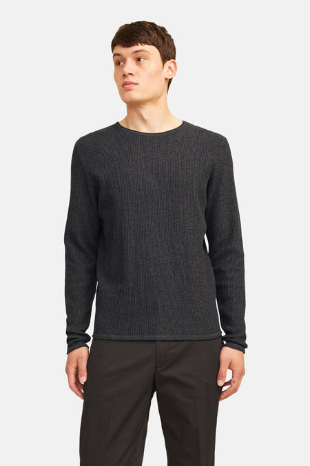 Sweat-shirt gris avec col rond de PREMIUM BLUE par JACK & JONES, avec une fine structure en côtes, porté avec un pantalon noir.
