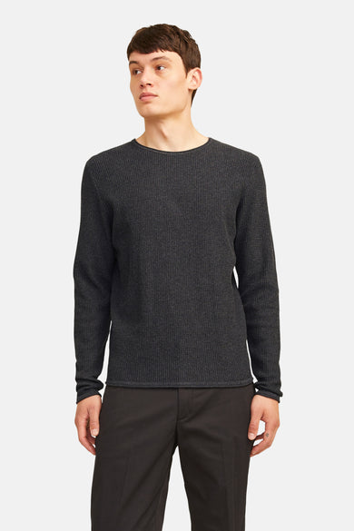 Sweat-shirt gris avec col rond de PREMIUM BLUE par JACK & JONES, avec une fine structure en côtes, porté avec un pantalon noir.