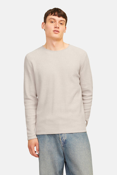 Sweat-shirt beige avec col rond de PREMIUM BLUE par JACK & JONES, doté d'une subtile texture et porté avec des jeans bleus.