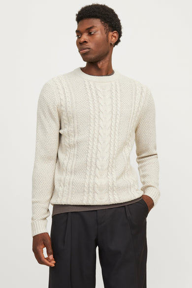 Sweat-shirt beige avec col rond de CORE BY JACK & JONES, motif côtelé et longues manches, associé à un pantalon noir.