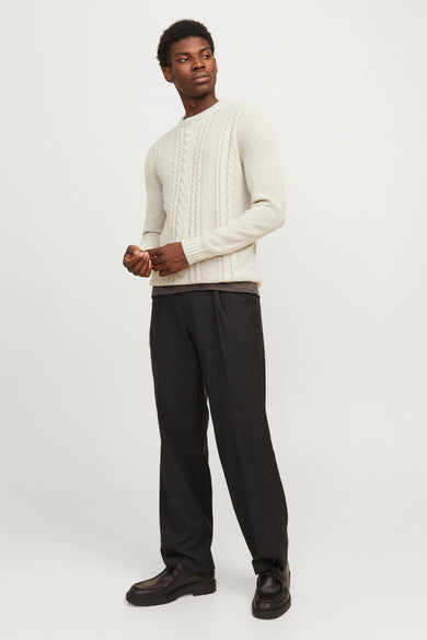 Gilet rond en beige de CORE BY JACK & JONES, avec motif côtelé, associé à un pantalon noir et des chaussures.