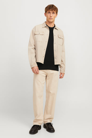 Pull noir avec col rond de CORE BY JACK & JONES, associé à une veste beige et un pantalon.
