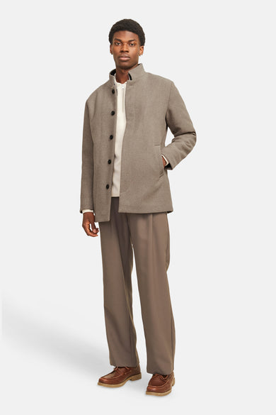 Long manteau beige de PREMIUM par JACK & JONES, avec un pantalon coordonné et des chaussures brunes.