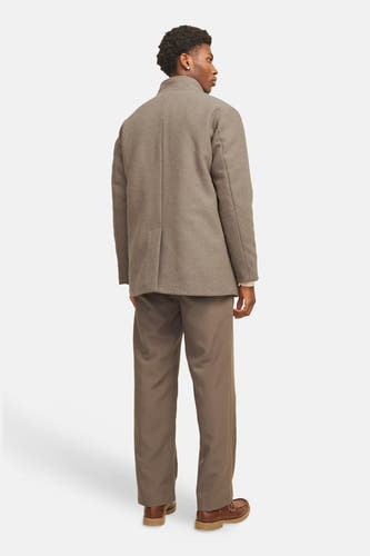 Long manteau beige de PREMIUM par JACK & JONES, avec un pantalon coordonné et des chaussures brunes, vue arrière.