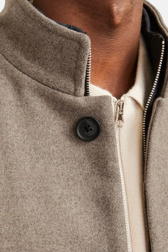 Manteau long beige de PREMIUM par JACK & JONES, avec un bouton et une fermeture éclair argentée.