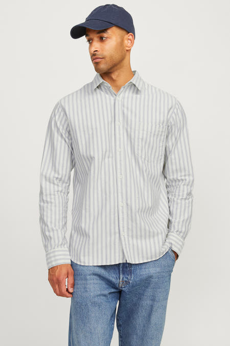 Chemise bleue à manches longues de Royal Denim Division, rayée et portée avec des jeans et des chaussures marron.