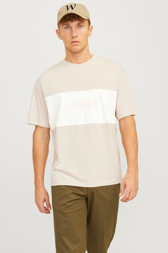 T-shirt beige à manches courtes de CORE BY JACK & JONES, avec un espace blanc et une pantalon olive et un chapeau.